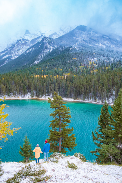 カナダのバンフのカナダのロッキー山脈のミネワンカ湖ターコイズブルーの水でカナダは針葉樹林に囲まれています。カナダのロッキー山脈の2つのジャック湖.  - 写真・画像