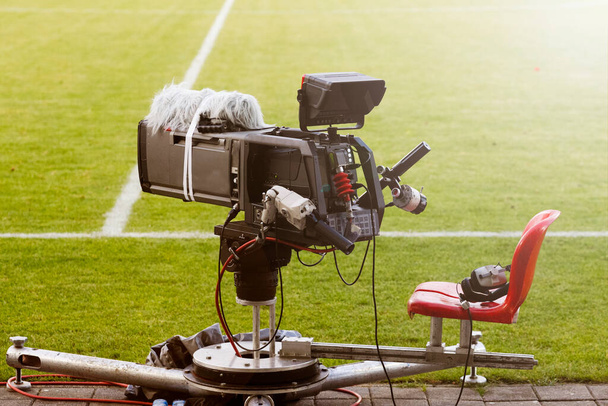 Fernsehen überträgt Kamerafahrten bei sonnigem Fußballspiel - Foto, Bild
