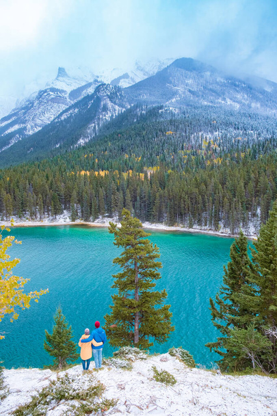 Minnewanka meer in Canadese Rockies in Banff Alberta Canada met turquoise water is omgeven door naaldbossen. Lake Two Jack in de Rocky Mountains van Canada.  - Foto, afbeelding