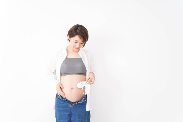 fiatal terhes nő portréja  - Fotó, kép