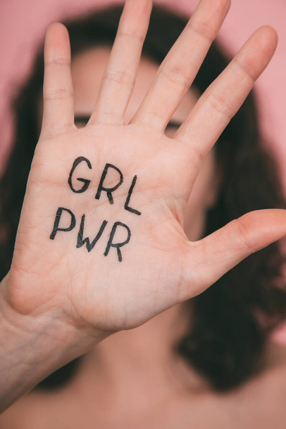 Женская рука с девчачьими буквами - Фото, изображение