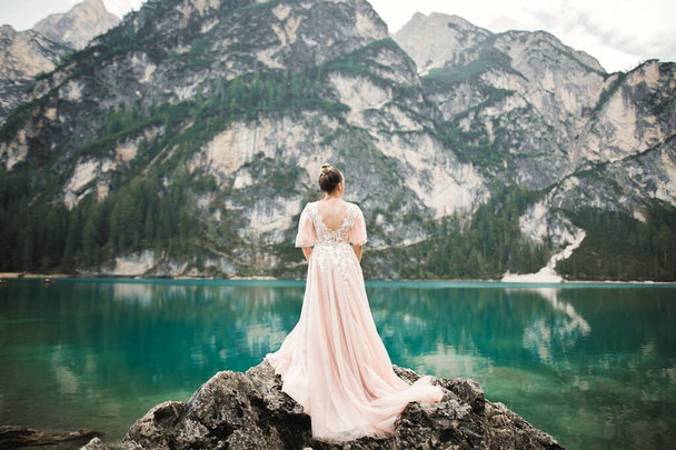 Beauty woman, bride with perfect white dress background mountains - Φωτογραφία, εικόνα