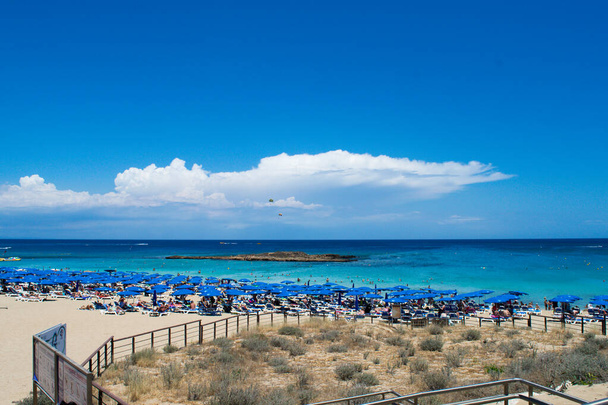 Tengeri kilátás a strandon, napos nap a Protaras, Ciprus - Fotó, kép