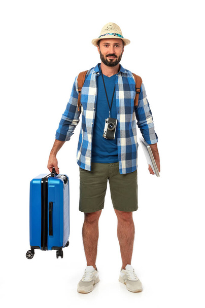 Καλοκαίρι ντυμένος άνθρωπος με βαλίτσα και φορητό υπολογιστή - Φωτογραφία, εικόνα