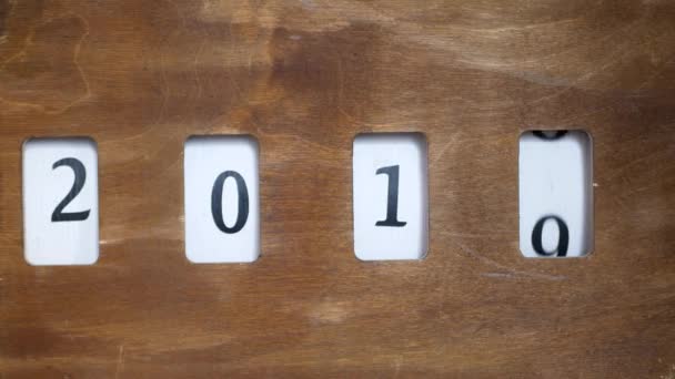  Licznik zatrzymuje się na 2023. Ruch drewniany z liczbami. Rok w kalendarzu. Vintage urządzenie retro. - Materiał filmowy, wideo