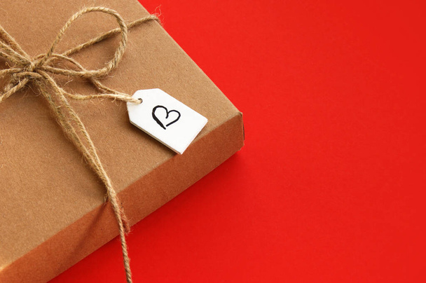 Krabička na dárky Kraft s dřevěnou cedulkou a malovaným srdcem, koncept Valentýna, výročí. Horní pohled - Fotografie, Obrázek