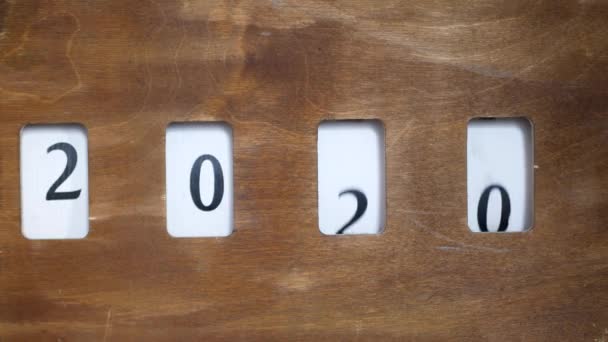  El mostrador se detiene en 2024. Movimiento de madera con números. Año en el calendario. Dispositivo retro Vintage. - Imágenes, Vídeo