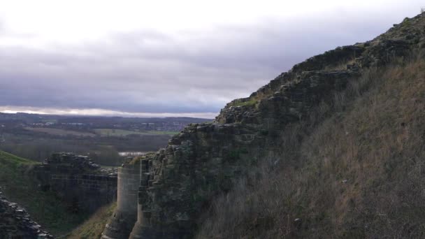 Vue d'ensemble des ruines et des tourelles du château et de la lande - Séquence, vidéo