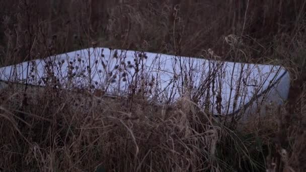 Colchón viejo arrojado ilegalmente en un campo - Imágenes, Vídeo