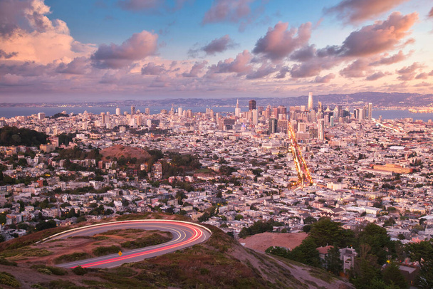 Widok na panoramę San Francisco z Twin Peaks z żywymi, ciepłymi kolorami nieba, Kalifornia, USA   - Zdjęcie, obraz