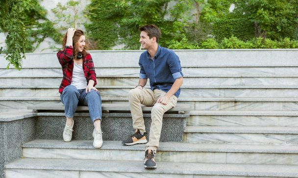Jóvenes estudiantes se comunican al aire libre en un parque urbano - Foto, imagen