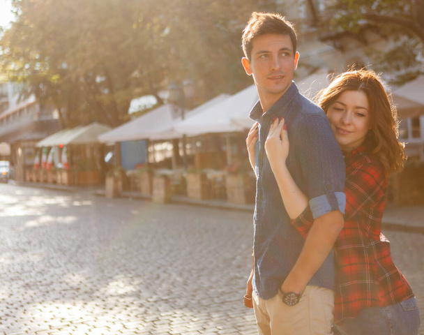 Una pareja joven y cariñosa posando en la ciudad. Concepto de amor - Foto, Imagen