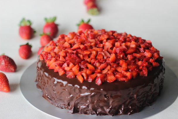 Suklaa kakku suklaa ganache ja päällä tuoreita mansikoita Ystävänpäivä päivämäärä ja joulu päivä juhla - Valokuva, kuva
