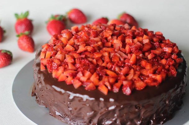 Chocoladetaart met chocolade ganache en gegarneerd met verse aardbeien voor een Valentijnsdag en voor kerstfeest - Foto, afbeelding