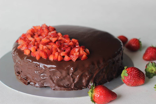 Ciasto czekoladowe z ganache czekolady i zwieńczona świeżych truskawek na Walentynki daty i na święta Bożego Narodzenia - Zdjęcie, obraz
