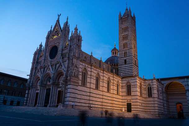 Die Kathedrale von Siena ist eine mittelalterliche Kirche in Siena, Italien, die seit ihren Anfängen als römisch-katholische Marienkirche geweiht ist und heute der Himmelfahrt Mariens gewidmet ist..  - Foto, Bild