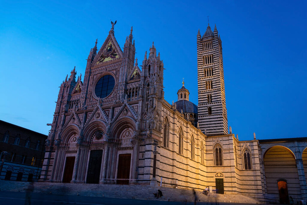 Die Kathedrale von Siena ist eine mittelalterliche Kirche in Siena, Italien, die seit ihren Anfängen als römisch-katholische Marienkirche geweiht ist und heute der Himmelfahrt Mariens gewidmet ist..  - Foto, Bild