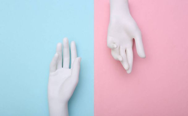 Λευκά χέρια μανεκέν σε ροζ μπλε φόντο. Μινιμαλισμός. Έννοια τέχνης - Φωτογραφία, εικόνα