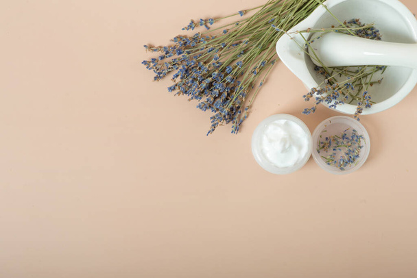 Crema facial con lavanda sobre sal marina lat. Lavandula anugustifolia - Foto, imagen
