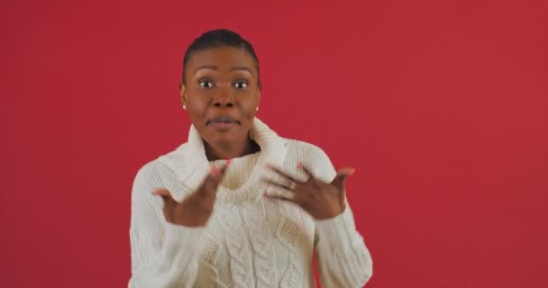 Studio muotokuva vihainen ärtynyt afrikkalainen amerikkalainen tyttö nainen närkästynyt huutaa aktiivisesti vilkuttaa käsiä ele ilmaisee negatiivista asennetta riitaa huutaa sanoo huonoja epämiellyttäviä sanoja, aggressio käsite - Materiaali, video