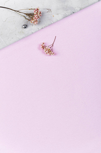 Αποξηραμένα λουλούδια σε ροζ πανί. Φυσικό ύφασμα ινών. Ανοιχτό γκρι φόντο. Χώρος για κείμενο, Copyspace. - Φωτογραφία, εικόνα