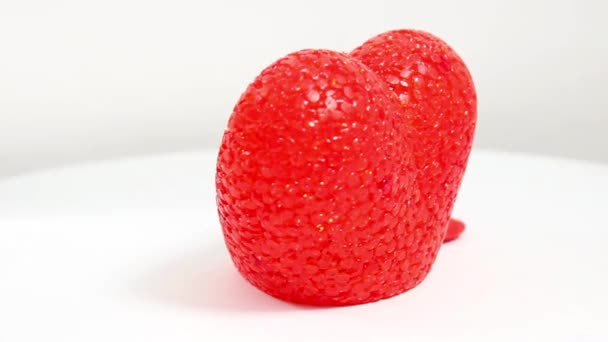 Kaksi punaista koristeellista sydäntä, joihin on kaiverrettu "rakastan sinua". Ystävänpäivän loman käsite. Valikoiva laukaus. - Materiaali, video
