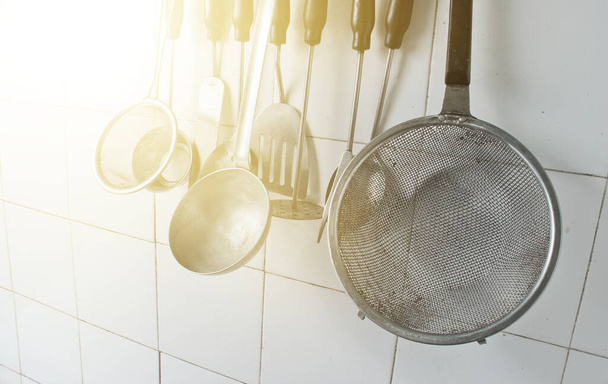 Set de herramientas de cocina vintage sobre fondo de baldosa blanca - Foto, Imagen