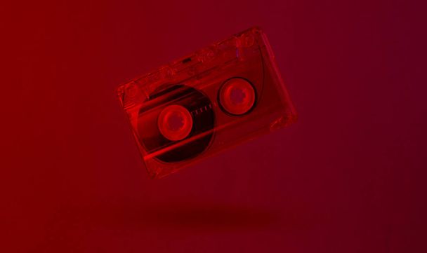 Koncept minimalismu retro stylu. 80. léta. Zvuková kazeta v neonově červeném světle. Retro vlna - Fotografie, Obrázek