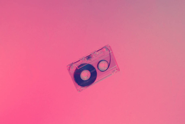 Concepto de minimalismo estilo retro. 80. Cassette de audio en luz azul roja neón. Onda retro - Foto, Imagen