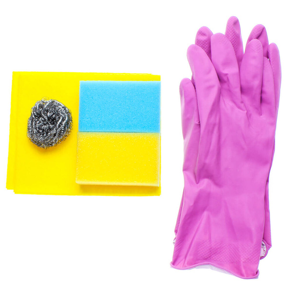 Kit de limpieza para el hogar de ama de casa aislado sobre fondo blanco. Esponjas, abrasivos, guantes de goma. - Foto, imagen