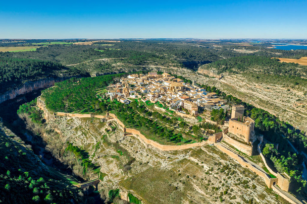 Légi kilátás Alarcon vár, paradicsom és erődítmények mentén Jucar folyó Cuenca tartomány Spanyolország - Fotó, kép
