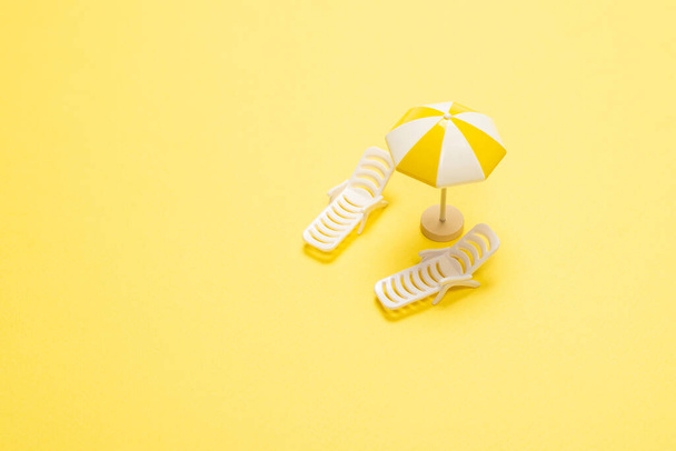 Sarı arka planda güneş ışığı ve sarı şemsiye.. - Fotoğraf, Görsel