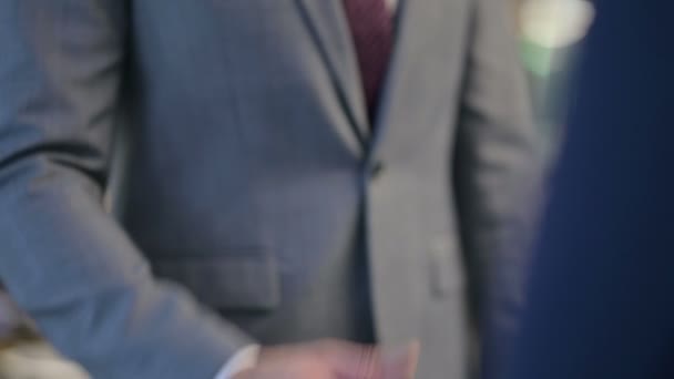 Primer plano tiro de dos hombres de negocios sacudiendo las manos  - Metraje, vídeo