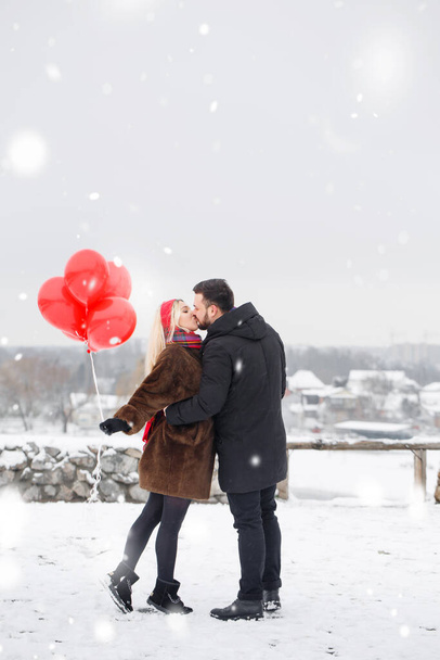 Молодий красивий хлопець і дівчина з повітряними кулями, що йдуть в день валентина
 - Фото, зображення