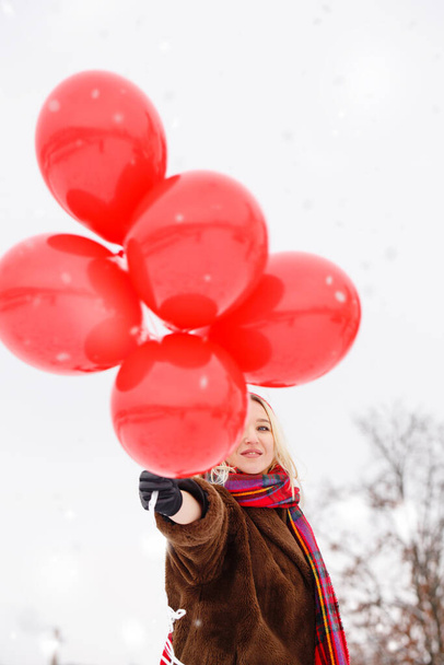 Bella bionda lascia andare palloncini nel giorno di San Valentino - Foto, immagini