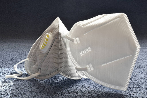 KN95 nebo N95 maska s a bez ventilu pro ochranu pm 2.5 a korona virus na černém pozadí. Prevence šíření viru a pandemie COVID-19. - Fotografie, Obrázek
