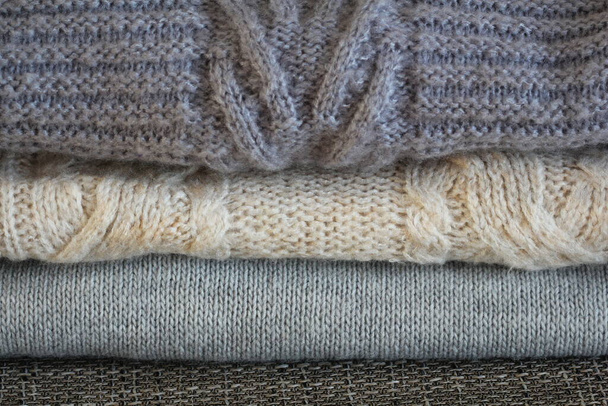 Empilement de pulls gris tricotés confortables. Style rétro. Concept chaud . - Photo, image