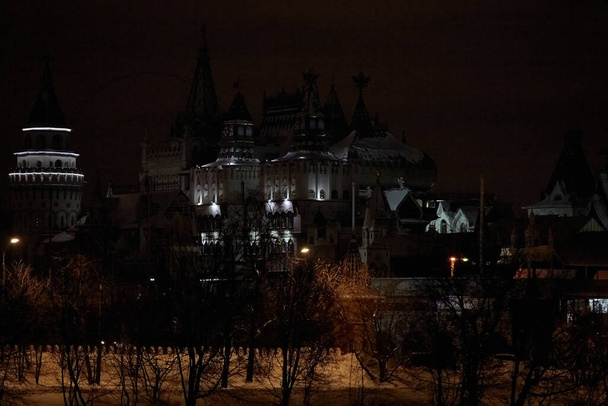 Izmailovsky vernissage en la noche de Epifanía en invierno Moscú - Foto, Imagen