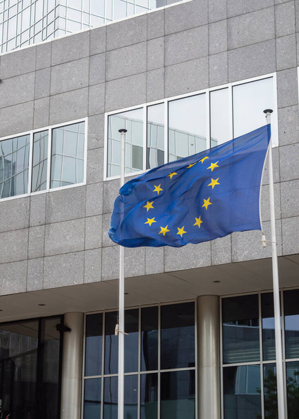 Bandera europea frente a un edificio de oficinas - Foto, Imagen