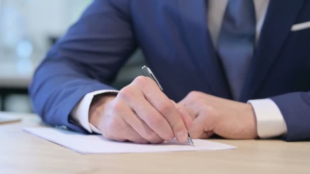 Κοντινό πλάνο του Hands of Middle Aged Businessman Γράφοντας σε χαρτί  - Πλάνα, βίντεο