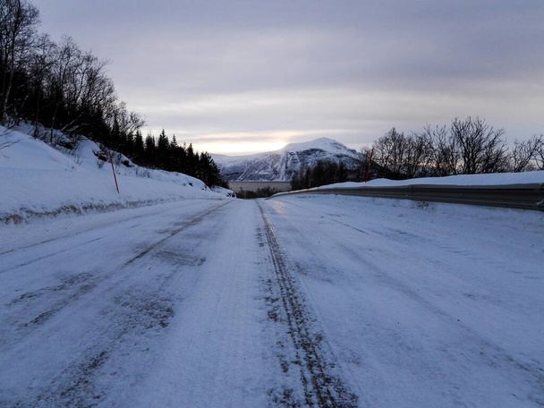 Carretera E6 entre Olderdalen y Nordmannvik en Noruega en invierno. - Foto, imagen