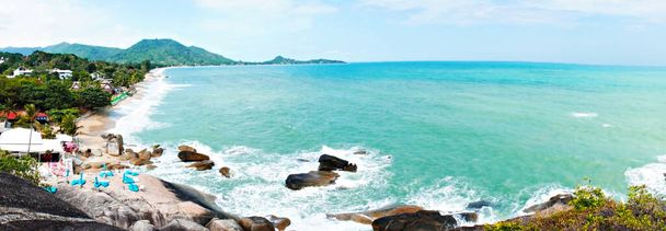 Panoramablick auf den Golf von Thailand, blaues Meer, Strand mit Liegestühlen und tropischer Vegetation und Steinen am Ufer. Schöne tropische Landschaft, Panorama, Hintergrund, Tapete - Foto, Bild
