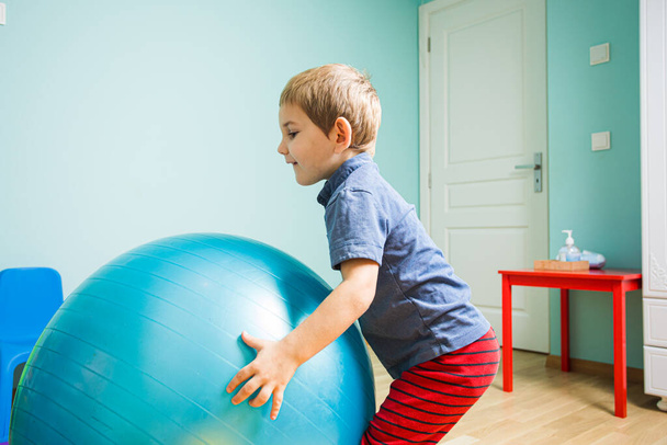 Little child trying out his physical abilities - Fotoğraf, Görsel