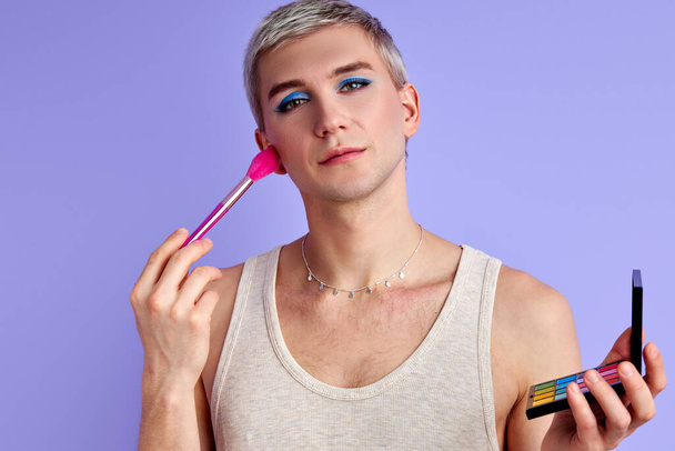 young beauty blogger man using decorative cosmetics - Foto, afbeelding