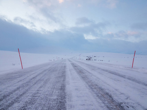Droga E6 między miejscowościami Alta i Skaidi w Norwegii zimą. - Zdjęcie, obraz