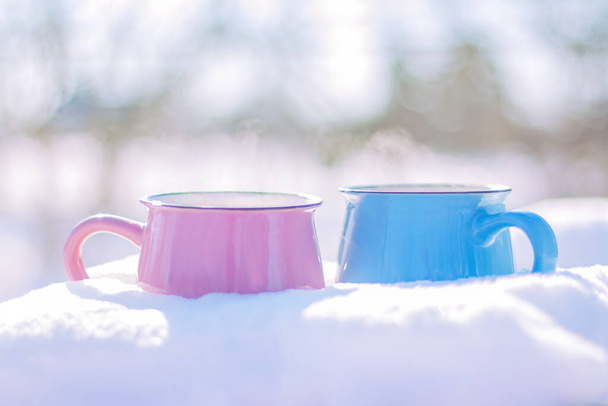 two cups stand in the snow on a winter sunny day - Foto, Bild