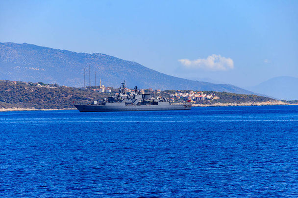 Buque de guerra de la marina turca navegando en el mar Mediterráneo. Protección de las fronteras del agua de Turquía - Foto, imagen