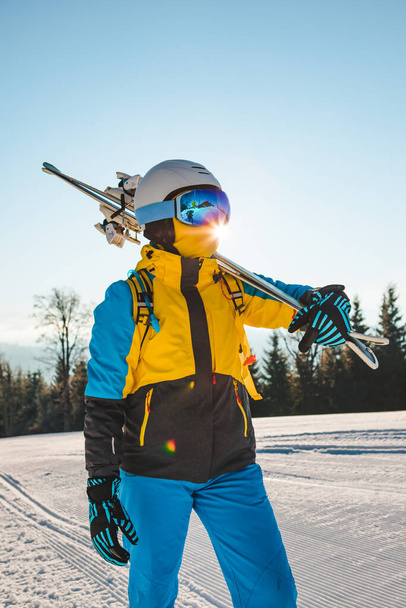 портрет женщины лыжницы на холме зимние мероприятия - Фото, изображение