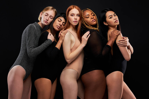 tender models, interracial friendship and good relationships, bodypositive - Φωτογραφία, εικόνα