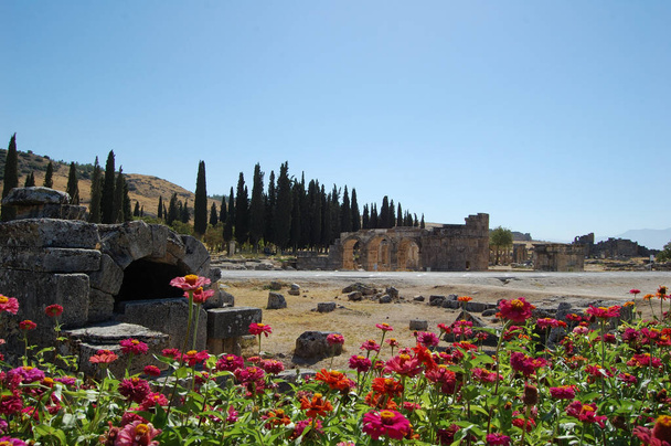 Ancient Roman ruins of Hierapolis (Anatolia, Turkey). Next to the natural hot springs of Pamukkale. - Fotó, kép
